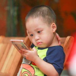 Why Children Are Addicted To Smartphones & What To Do